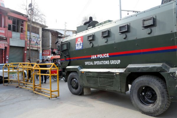 खामेनेई की हत्या के विरोध में प्रदर्शन, तीसरे दिन भी कश्मीर के कई इलाकों में सख्त प्रतिबंध