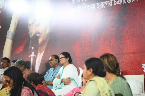 मतदाता सूची विवाद पर ममता बनर्जी लगातार दूसरे दिन धरने पर, भाजपा और चुनाव आयोग पर साधा निशाना