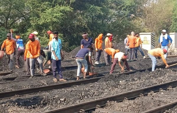 मप्र के कटनी में मालगाड़ी के बेपटरी, 24 घंटे बाद भी बहाल नहीं हो पाया रेल यातायात