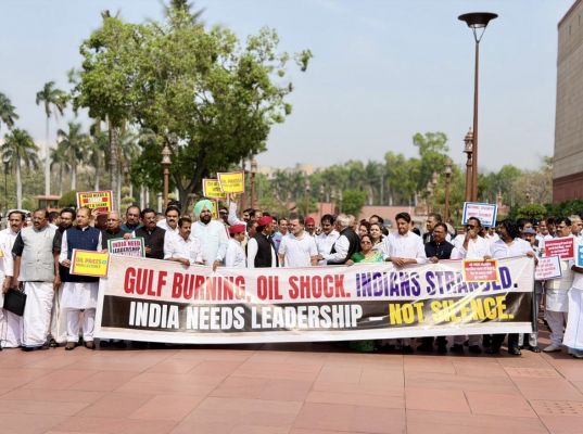 विपक्ष का संसद परिसर में प्रदर्शन, पश्चिम एशिया तनाव, ऊर्जा सुरक्षा पर सरकार को घेरा