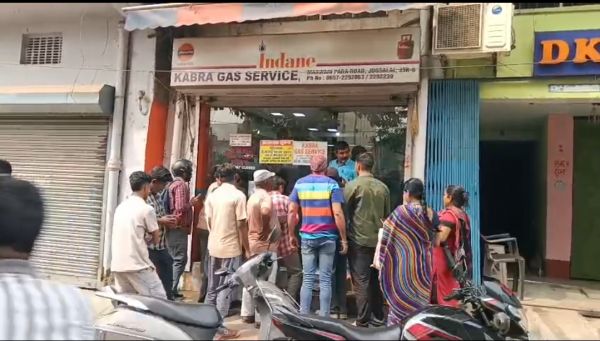 अमेरिका-ईरान में जंग का असर, रसोई गैस को लेकर बढ़ी परेशानी