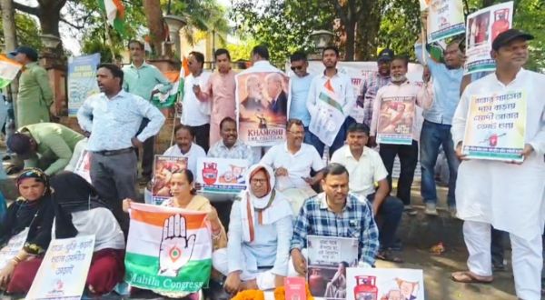 एलपीजी को लेकर कांग्रेस का अनोखा प्रदर्शन, सिलेंडर की अर्थी सजाकर पकायी खिचड़ी