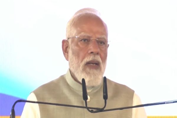 प्रधानमंत्री मोदी ने कोलकाता में लगभग 18,700 करोड़ रुपये की लागत वाली कई सड़क, रेलवे और बंदरगाह परियोजनाओं का शुभारंभ किया।