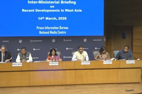 दो भारतीय जहाज 92 हजार मीट्रिक टन से अधिक एलपीजी लेकर होर्मुज जलडमरूमध्य पार कर चुके हैं; इनके अगले सप्ताह की शुरुआत में गुजरात बंदरगाह पहुंचने की उम्मीद है।