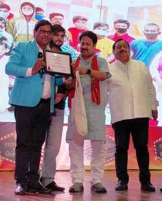 दुलहिनिया नाच नचावे&rsquo; के लिए मनोज भावुक को बेस्ट लिरिसिस्ट अवॉर्ड