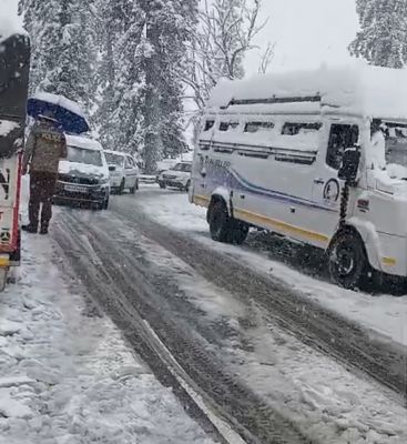 हिमाचल में बर्फबारी से लौटी ठंड, अटल टनल के पास वाहन फंसे, 20 मार्च तक अलर्ट