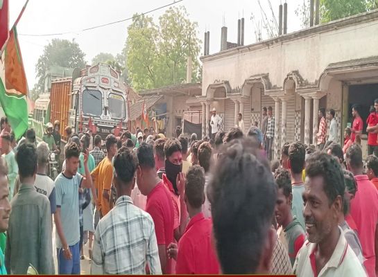 मेदिनीपुर में हाथियों का आतंक : तीन घर तहस नहस, सौ बीघा फसल बर्बाद