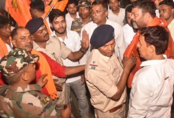 नववर्ष जुलूस में भिड़े दो गुट, पुलिस ने हटाया