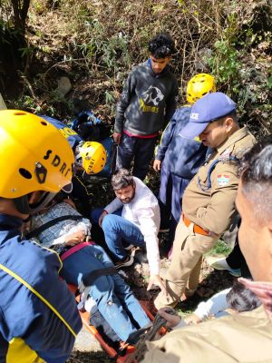 नैनीताल में वाहन खाई में गिरा,दो पर्यटकों की मौत,दो घायल