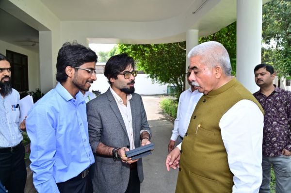 सौर नवाचार को मिली नई उड़ान, मंत्री राकेश सचान के मार्गदर्शन में युवाओं का अनोखा प्रयोग