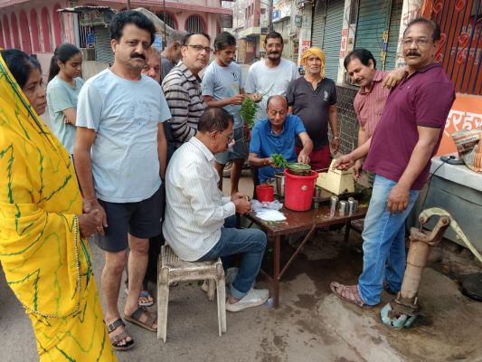 नवरात्रि के नौ दिनों में सालभर की सेहत का &lsquo;टॉनिक&rsquo;, पप्पू भाई पिलाते हैं नीम का रस
