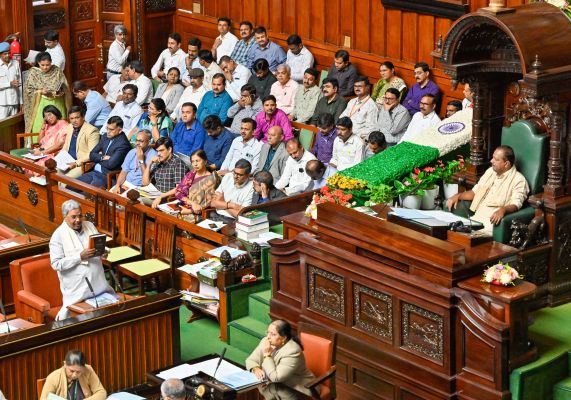 कर्नाटक की वित्तीय स्थिति नियंत्रण में, लेकिन केंद्र की नीतियों से बढ़ीं चुनौतियां: सिद्धारमैया