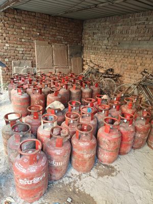 दिल्ली में गैस सिलेंडर कालाबाजारी का भंडाफोड़, चार गिरफ्तार