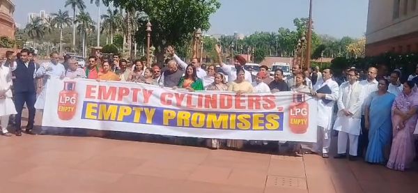 एलपीजी की किल्लत पर संसद परिसर में विपक्ष ने किया विरोध प्रदर्शन
