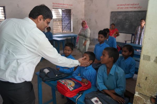 कृमि मुक्ति दिवस पर डीएम ने बच्चों को दवा खिलाकर किया अभियाान की शुरुआत