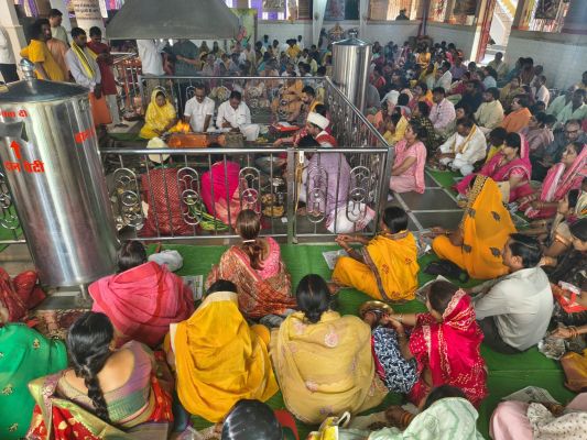 अष्टमी पर देवी मंदिरों में उमड़ी श्रद्धा की लहर, हवन-पूजन के साथ हुआ नौ कन्या भोज