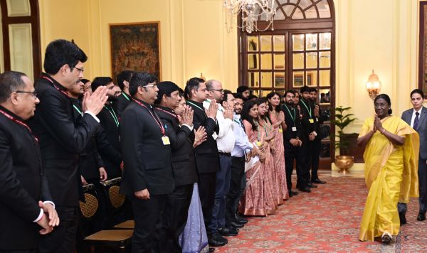 राष्ट्रपति ने सीपीईएस, आईईएस अधिकारियों को राष्ट्र निर्माण में अहम भूमिका निभाने का आह्वान किया