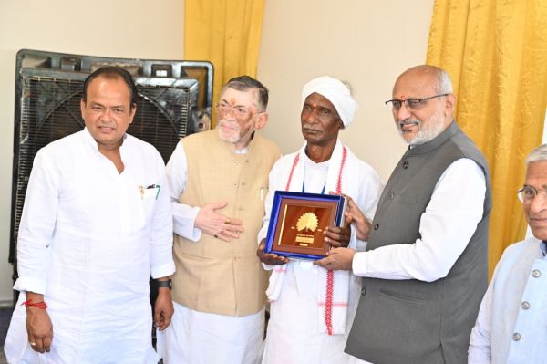 उपराष्ट्रपति सीपी राधाकृष्णन ने उलिहातु में बिरसा मुंडा को दी श्रद्धांजलि, वंशजों से की मुलाकात