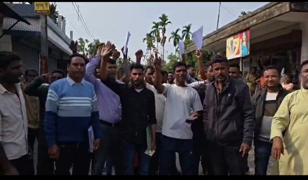 वोटर लिस्ट से नाम हटाए जाने के खिलाफ सड़कों पर उतरे लोग