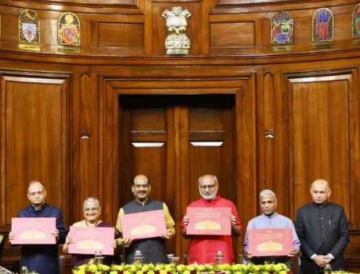 उपराष्ट्रपति ने &lsquo;टाइड्स ऑफ टाइम&rsquo; पुस्तक का विमोचन किया