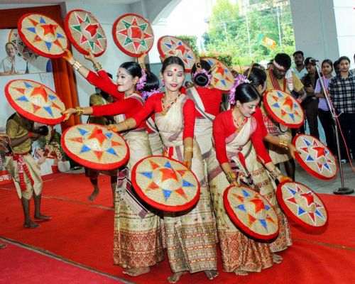 असम चुनावों से पहले असम अपने सबसे बड़े सांस्कृतिक उत्सव, रोंगाली बिहू के लिए पूरी तरह से तैयार है।