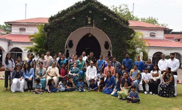 राज्यपाल ने कोपलवाणी स्कूल के बच्चों के लिए ई-रिक्शा प्रदान किए