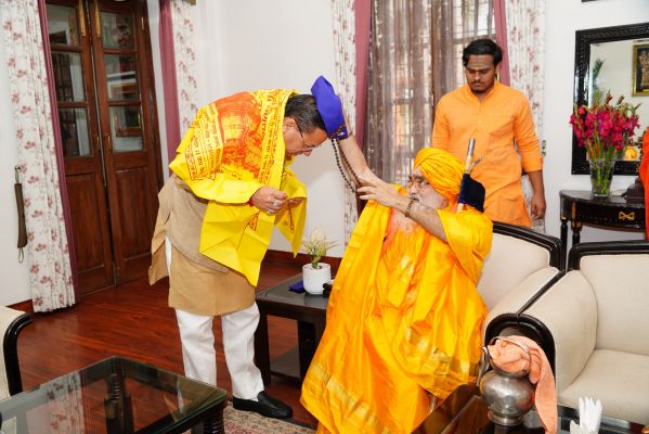 मुख्यमंत्री ने लिया केदारनाथ के रावल से आशीर्वाद