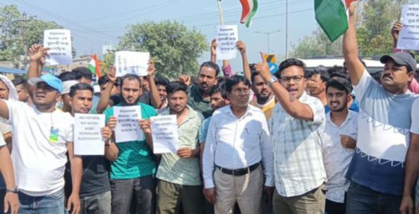 मतदाता सूची को लेकर तनाव, कई जगह सड़क जाम और हिंसा