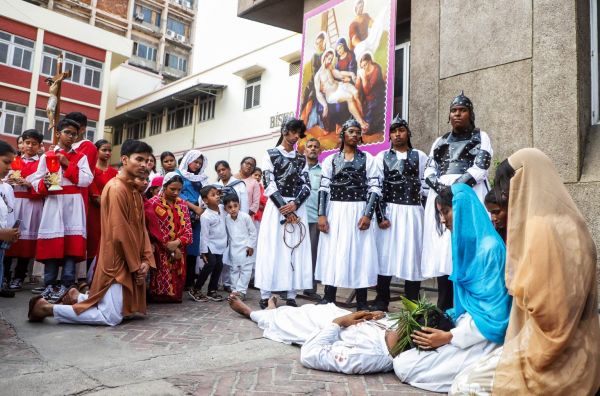 कोलकाता से लेकर दिल्ली तक, श्रद्धालु गुड फ्राइडे के दिन ईसा मसीह के बलिदान को याद करते हैं।