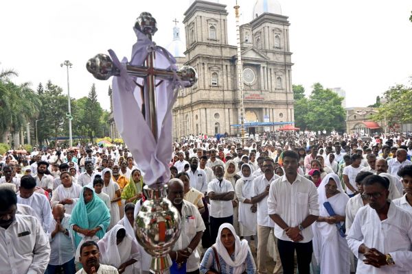 इम्फाल, केरल, तमिलनाडु और लखनऊ के चर्चों में गुड फ्राइडे के अवसर पर भक्ति और चिंतन का आयोजन किया गया।