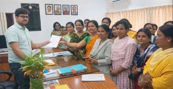 आंगनबाड़ी कार्यकर्ताओं ने अन्य विभागों के कार्य से मुक्ति हेतु साैंपा ज्ञापन