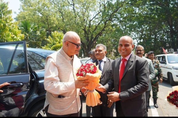 जमशेदपुर में हाईकोर्ट के मुख्य न्यायाधीश का स्वागत, नगाड़ा-मांदर बजाकर बढ़ाया कलाकारों का उत्साह