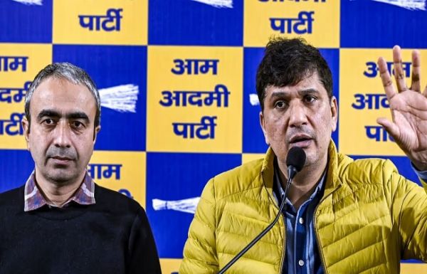  राघव चड्ढा को उपनेता पद से हटाने पर आआपा में बढ़ी तकरार, बयानबाजी तेज