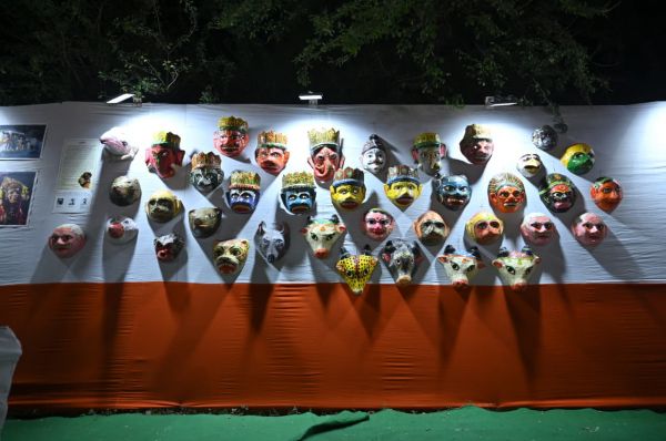 श्री संकट मोचन संगीत समारोह के अंतर्राष्ट्रीय चित्रकला प्रदर्शनी में पारम्परिक रामलीला के मुखौटे आकर्षण