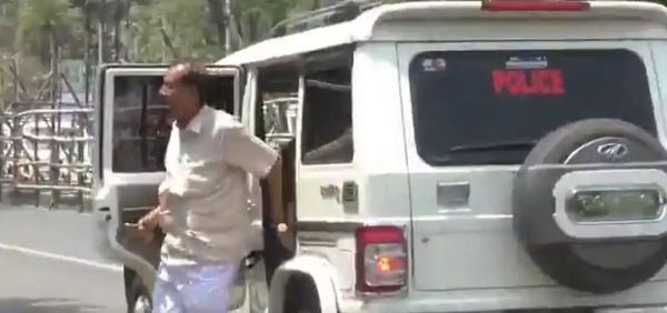 नैहाटी थाने के प्रभारी महाबीर बेरा निलंबित, पुलिस वाहन में तृणमूल नेता को घुमाने का आरोप