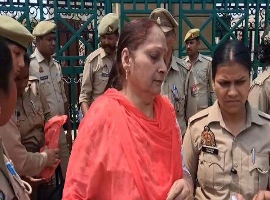 लखनऊ में विधानभवन के सामने महिला ने आत्मदाह का किया प्रयास, पुलिस ने बचाया
