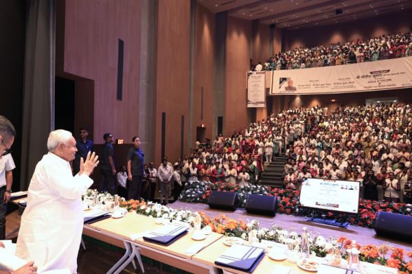 मुख्यमंत्री ने 4954 नवनियुक्त महिला स्वास्थ्य कार्यकर्ता को प्रदान किया नियुक्ति पत्र