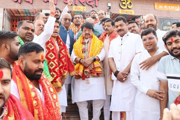 माँ शारदा शक्तिपीठ पहुंचे मंत्री कैलाश विजयवर्गीय, प्रदेश की सुख-समृद्धि की कामना