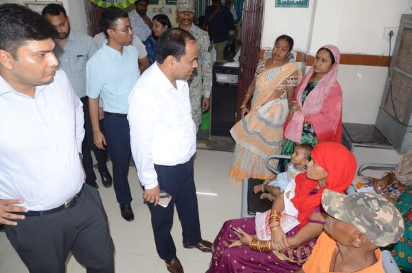 रायपुर : शहरी प्राथमिक स्वास्थ्य केंद्र चंगोराभाठा का कलेक्टर ने किया औचक निरीक्षण