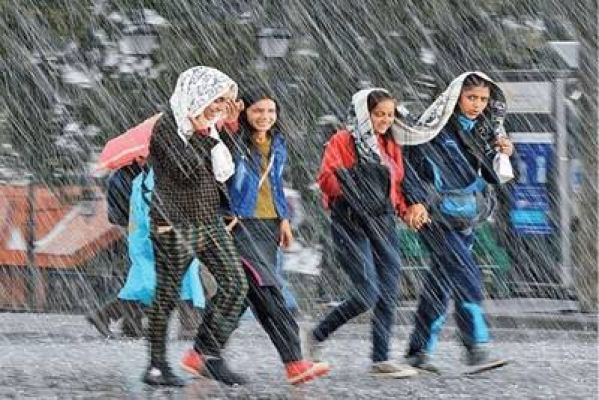 मूसलाधार वर्षा से नैनीताल में जनजीवन प्रभावित, झील का जलस्तर 80 फीट 4 इंच पहुंचा