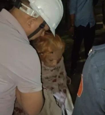 सूरत में पुराना मकान ढहा, बुजुर्ग महिला को कंधे पर उठाकर रेस्क्यू किया