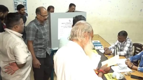 पुदुचेरी विस चुनाव के लिए सुबह ७ बजे मतदान शुरू, मतदान केंद्रों पर मतदाताओं की भीड़