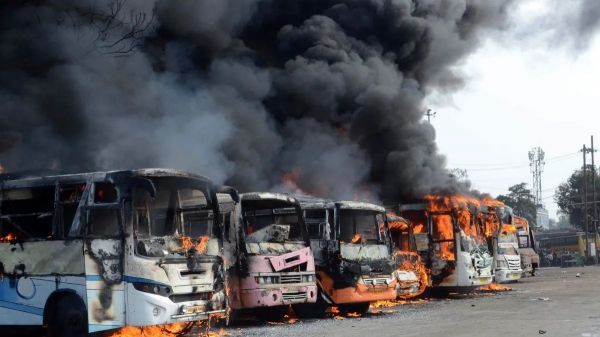 कुपवाडा बस स्टैंड पर भीषण आग से सात बसें क्षतिग्रस्त, कोई हताहत नहीं