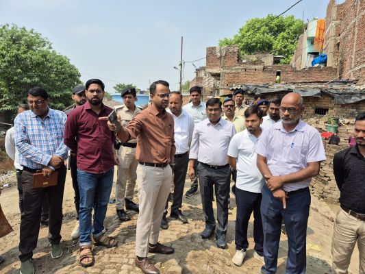 खनुआ नाला और ड्रेनेज सिस्टम का जिलाधिकारी ने किया स्थलीय निरीक्षण