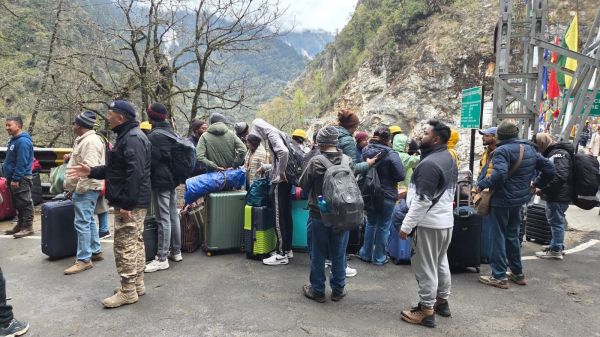 लाचेन में फंसे पर्यटकों का बचाव कार्य पूरा, पर्यटक गंगटोक के लिए रवाना
