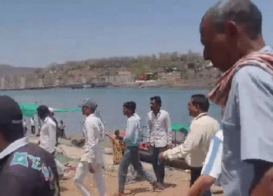 मप्र के ओंकारेश्वर में नाव पलटने से झारखंड से आए 10 श्रद्धालु डूबे, रेस्क्यू कर सभी को निकाला