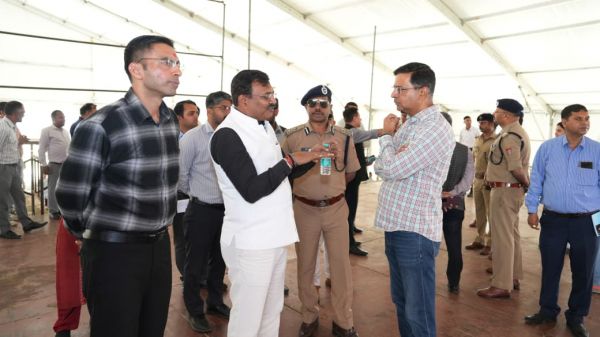 प्रधानमंत्री के कार्यक्रम की तैयारियों में जुटे अधिकारी, मुख्य सचिव ने परखी व्यवस्थाएं