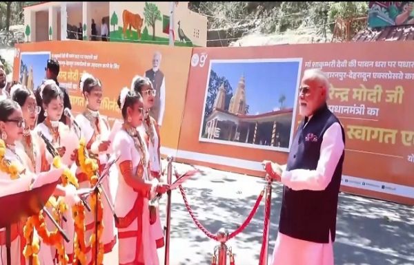 प्रधानमंत्री के रोड शो में मानव श्रृंखला बनाकर लोगों ने बरसाए फूल, मोदी-मोदी के नारों से गूंजीं शिवालिक की पहाड़ियां