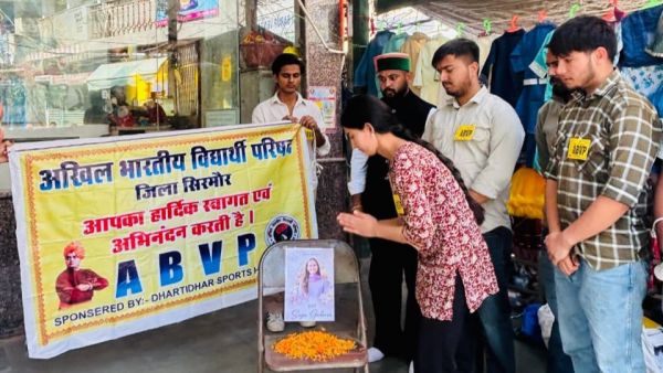 सरकाघाट छात्रा हत्याकांड और पीजीटी कॉन्ट्रैक्ट नीति के विरोध में एबीवीपी का प्रदर्शन, सरकार पर उठाए सवाल