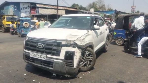 अंबिकापुर का गांधी चौक बना 'ब्लैक स्पॉट', दो कारों की जोरदार भिड़ंत, बाल-बाल बचे सवार